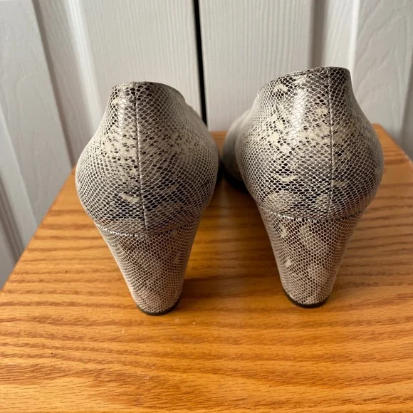 Thierry Rabotin Snake Print Block Heel Pumps SZ 39 (8.5 US) - Picture 5 of 9